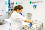 Farmaceutka skanuje telefonem opakowanie leku.