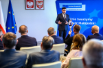 Marszałek Łukasz Smółka przemawia do zgromadzonych beneficjantów