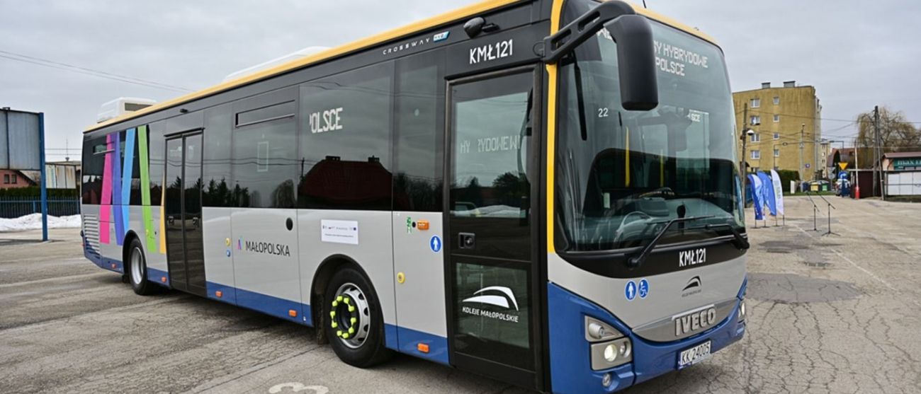 Nowy autobus w kolorach: srebrno, żółto, niebieskim z logo Małopolska.