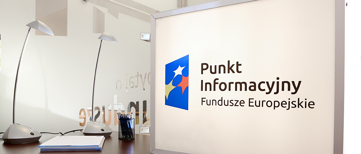 Ektan monitora z napisem Punkt Informacyjny Fundusze Europejskie