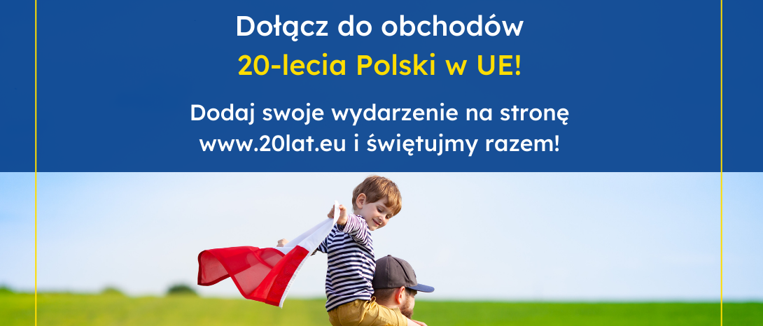 Mały chłopiec siedzi na ramionach taty i trzyma w ręku flagę Polski. Obaj stoją na zielonej polanie.