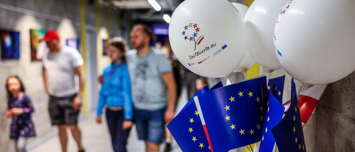 białe balony z napisem Dni Otwarte eu oraz niebieskie chorągiewki Unii Europejskiej