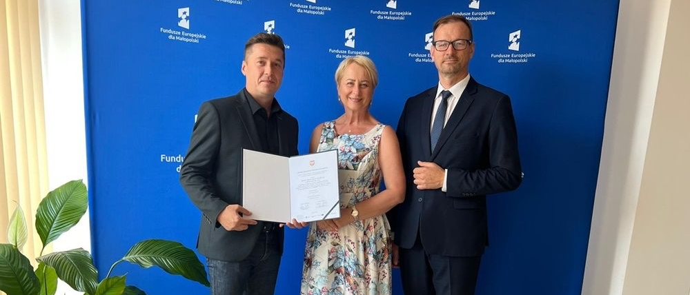 Marszałek Iwona Gibas wręcza promesę