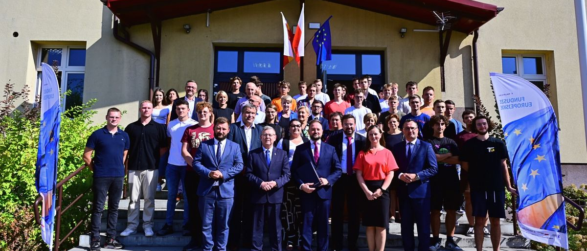 Uczestnicy wydarzenia przed budynkiem