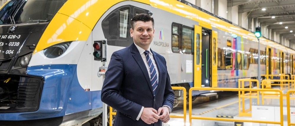 Marszałek Województwa Małopolskiego stoi przy nowym pociągu