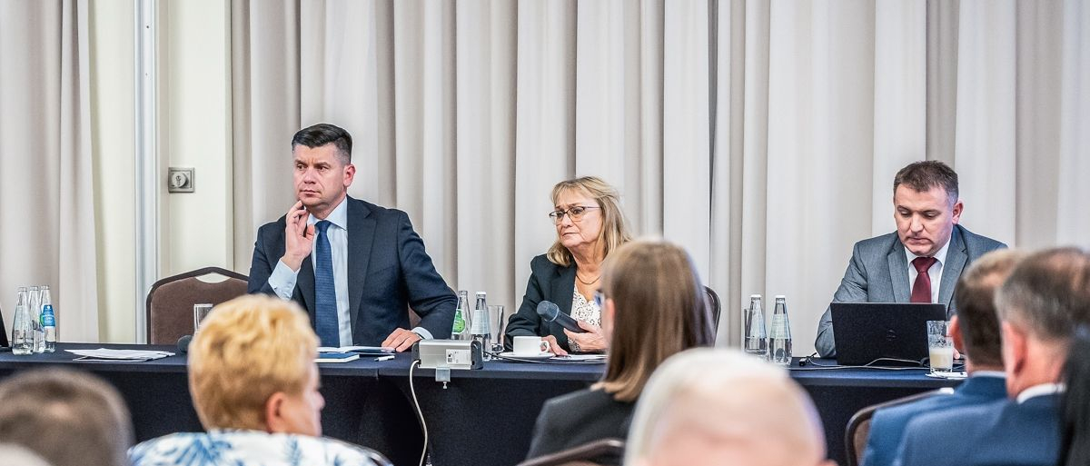 Marszałek Województwa Małopolskiego na forum w sali sesyjnej