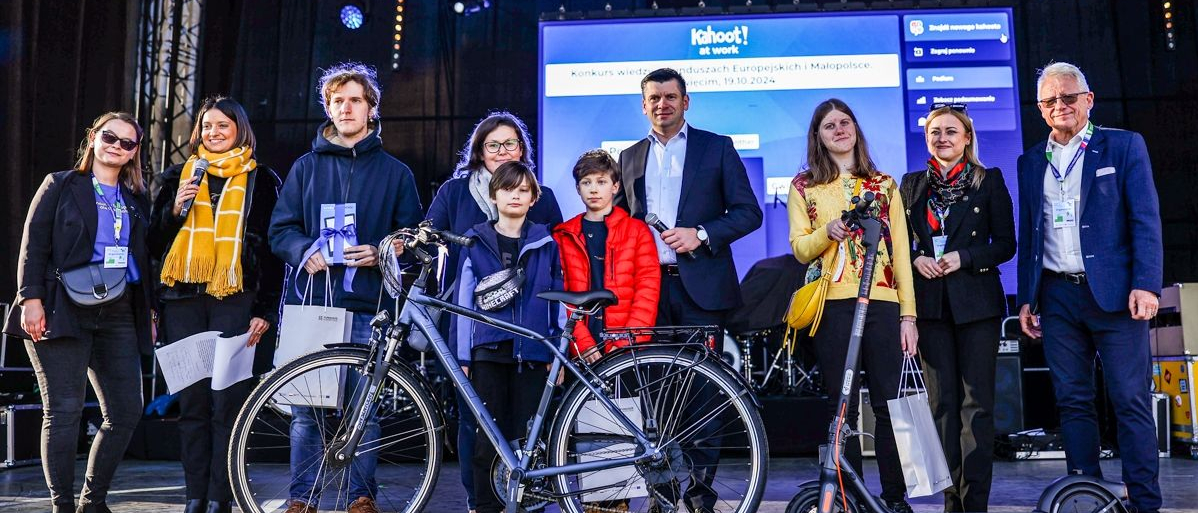 Marszałek Małopolski wraz z uczestnikami konkursu na scenie.