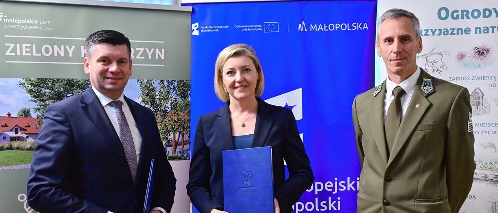 Marszałek Małopolski z z kobietą i mężczyzną w zielonym mundurze.