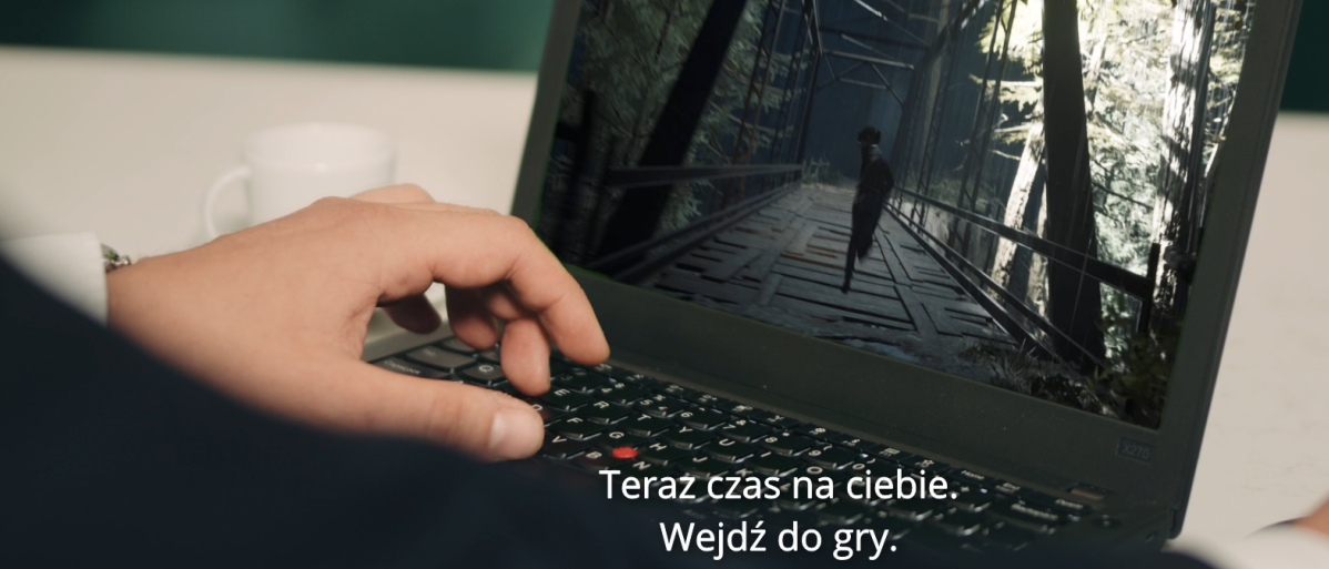 Ekran laptopa, na którym wyświetla się gra i napis : Teraz czas na ciebie. Wejdź do gry