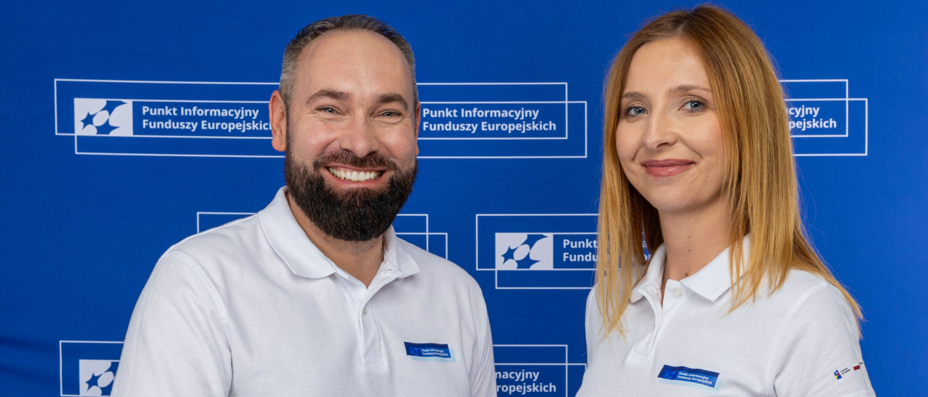 Konsultanci z Punktu Informacyjnego Funduszy Europejskich. Kobieta i mężczyzna.