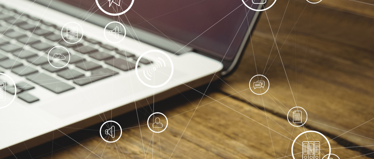 Rozwój urządzeń mobilnych. Zdjęcie z grafiką ikonek z laptopa w trójwymiarze.