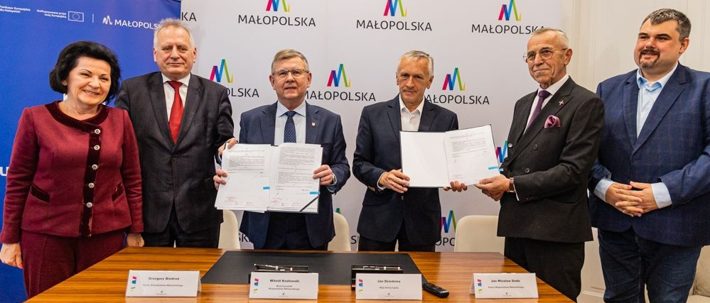 Uczestnicy konferencji prasowej prezentują podpisaną umowę