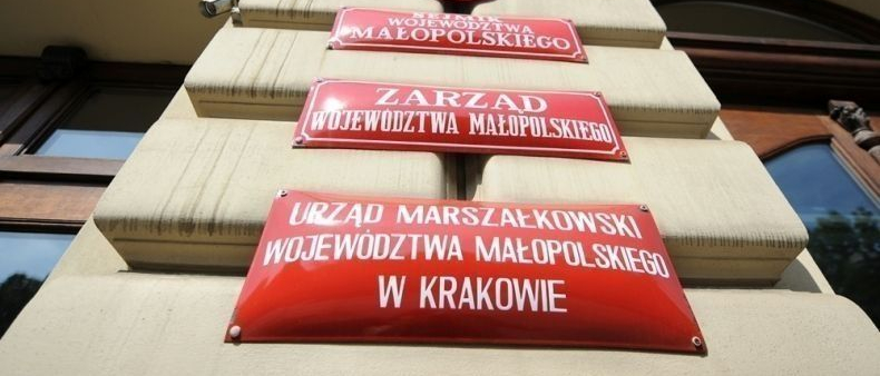 Fragment budynku Urzędu Marszałkowskiego z czerwonymi tablicami informującymi, że znajduje się tu Urząd.
