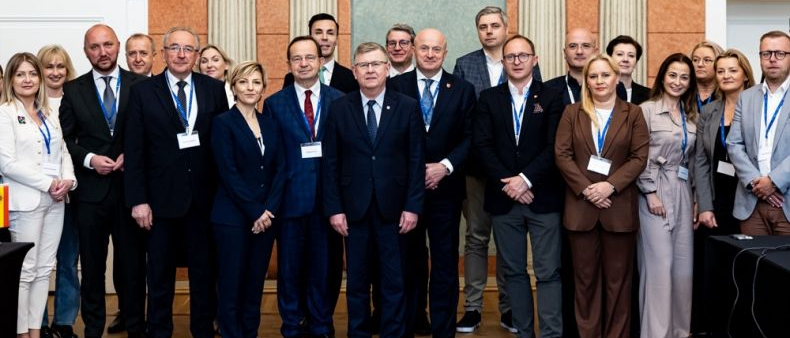 Zdjęcie grupowe uczestników wydarzenia.