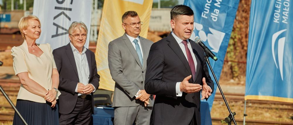Marszałek Małopolski przemawia do mikrofonu. 