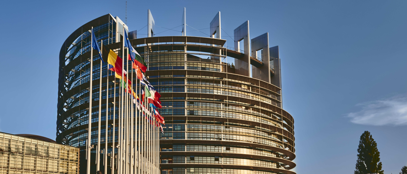 Budynek Parlametu europejskiego w Strasburgu.