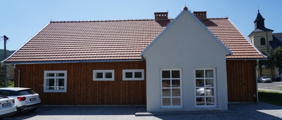 Odnowiony, mały, drewniany domek.