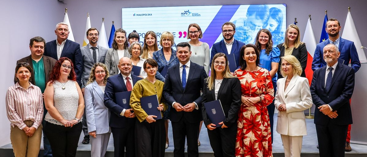 Zdjęcie grupowe uczesnitków inauguracji projektu "Po pierwsze rodzina"