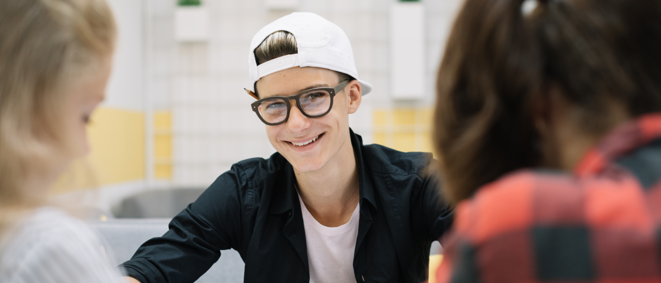 Młody, uśmiechnięty student.
