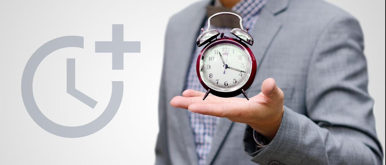 Wydłużenie terminu naboru mężczyzna trzymający w dłoni budzik