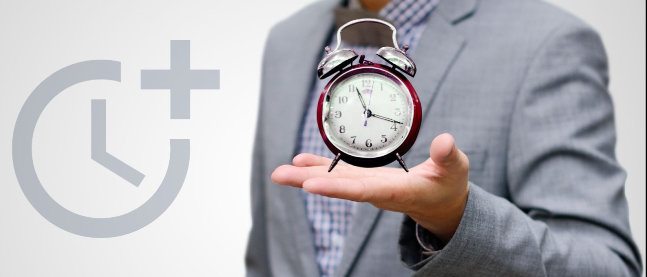 Wydłużenie terminu naboru wniosków Mężczyzna trzymający w ręku budzik