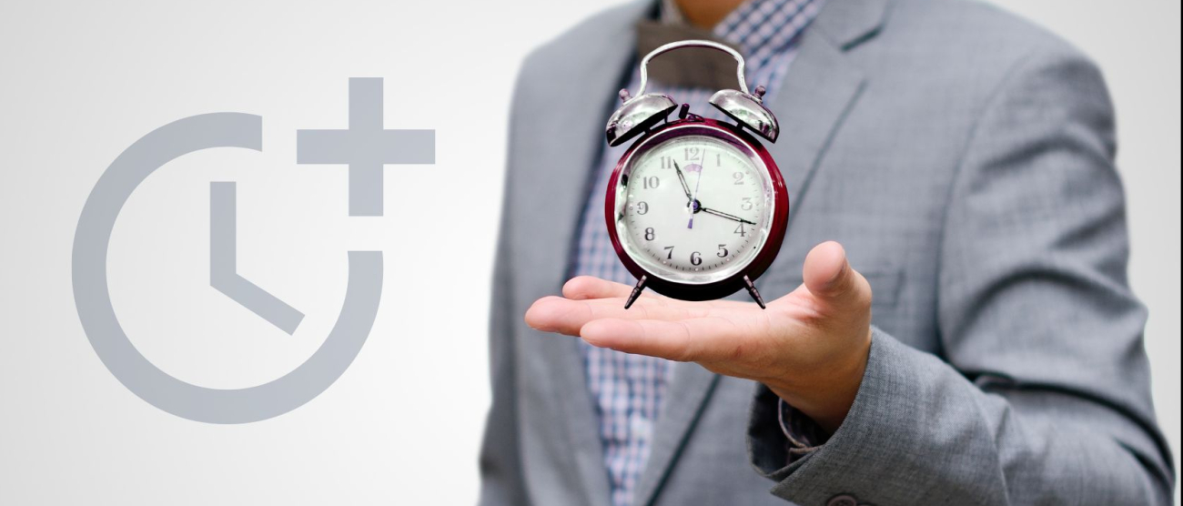 Wydłużenie terminu naboru mężczyzna trzymający w dłoni budzik