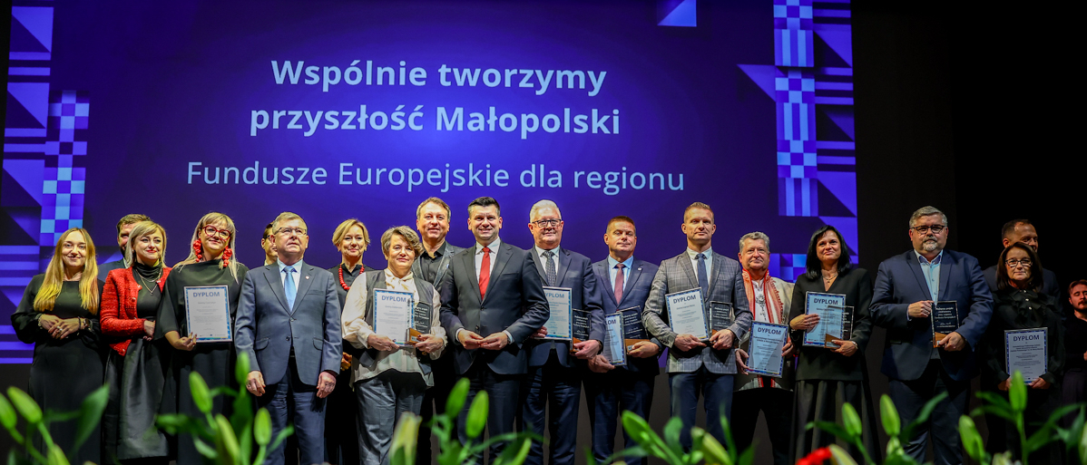 Zdjęcie grupowe laureatów.