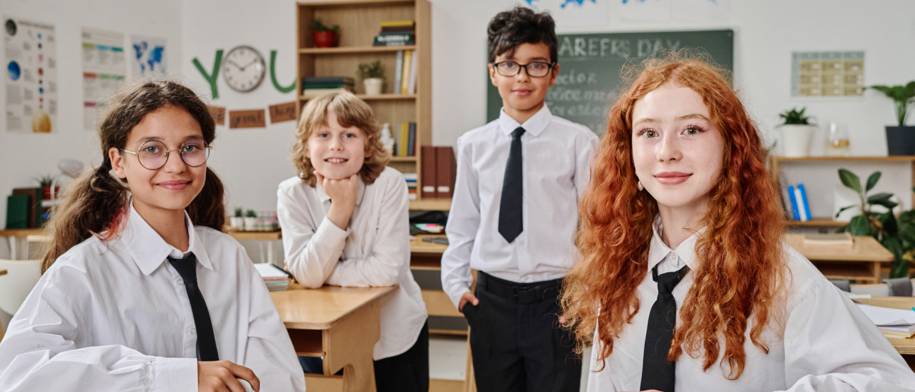 Grupa uśmiechniętych uczniów