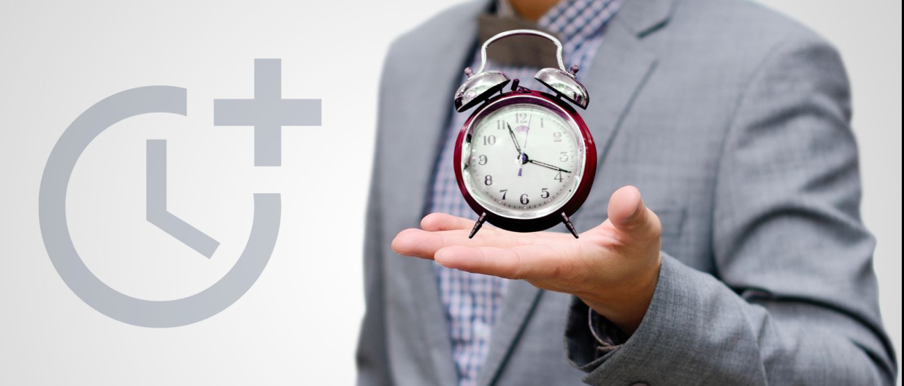 Mężczyzna trzyma w ręku budzik