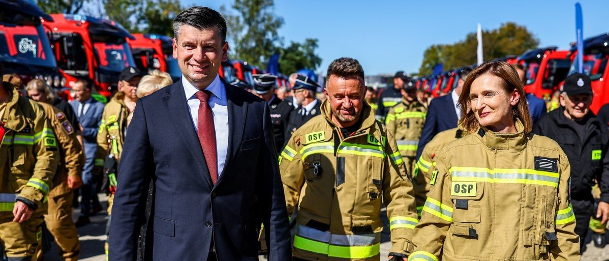 Marszałek Łukasz Smółka ze strażakami