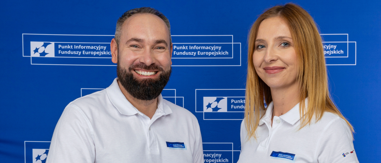 Konsultanci z Punktu Informacyjnego Funduszy Europejskich. Kobieta i mężczyzna.