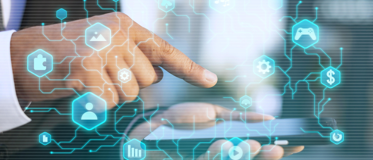 Dłonie męskie trzymające smartfon.