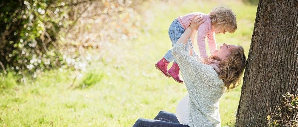 Mama z córeczką w parku.