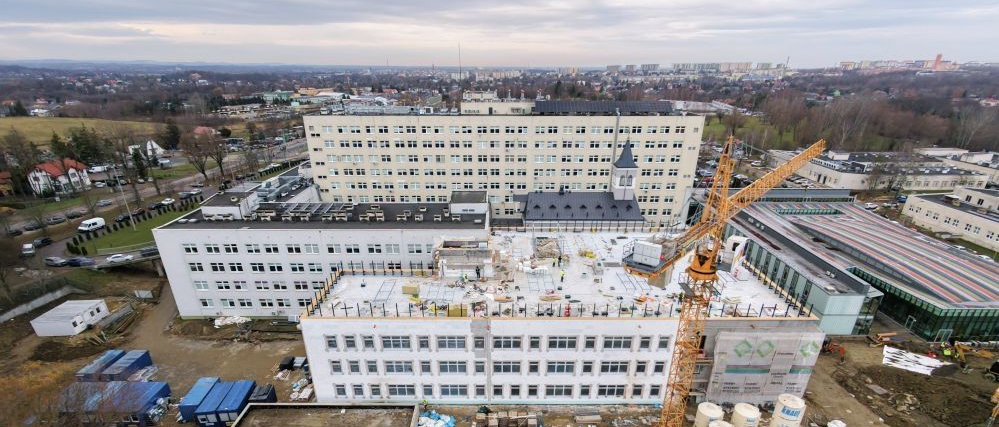 Rozbudowa budynku szpitala z lotu ptaka.