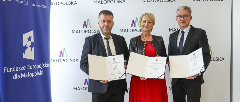 Uczestnicy wydarzenia z promesami.