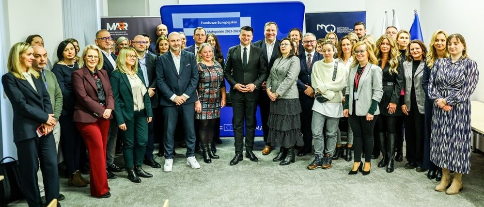 Zdjęcie grupowe uczestników wydarzenia.