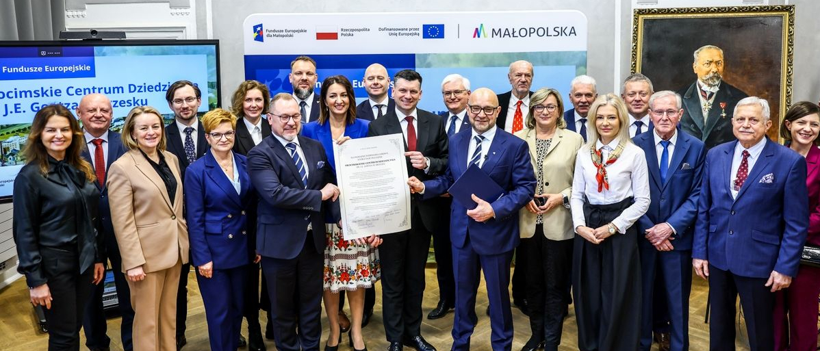 Zdjęcie grupowe uczesntików ceremonii podpisania umowy