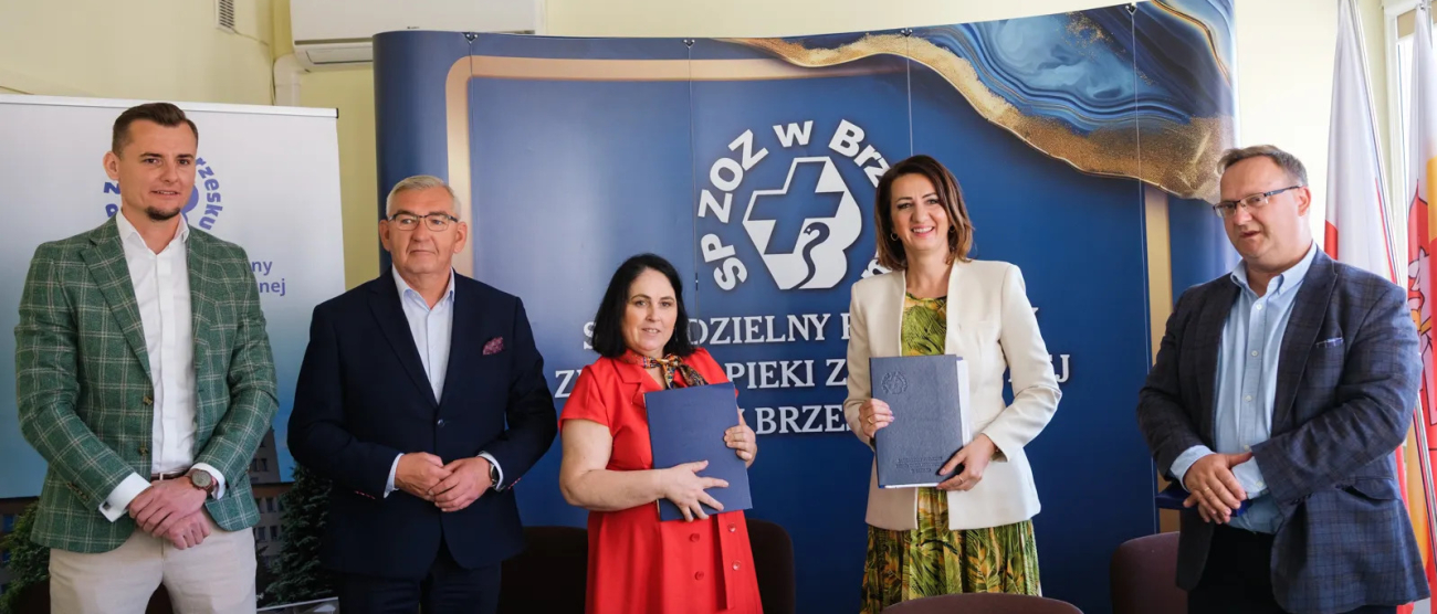 Zdjęcie grupowe uczestników wydarzenia. Wśród nich arta Malec-Lech z zarządu województwa.