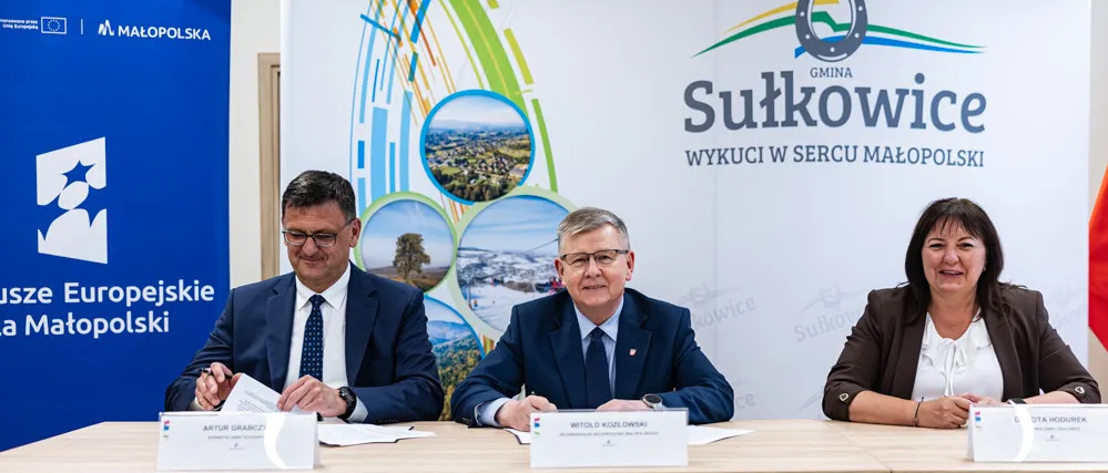 Podpisanie umowy przez Wicemarszałka Kozłowskiego i Burmistrza Sułkowic.