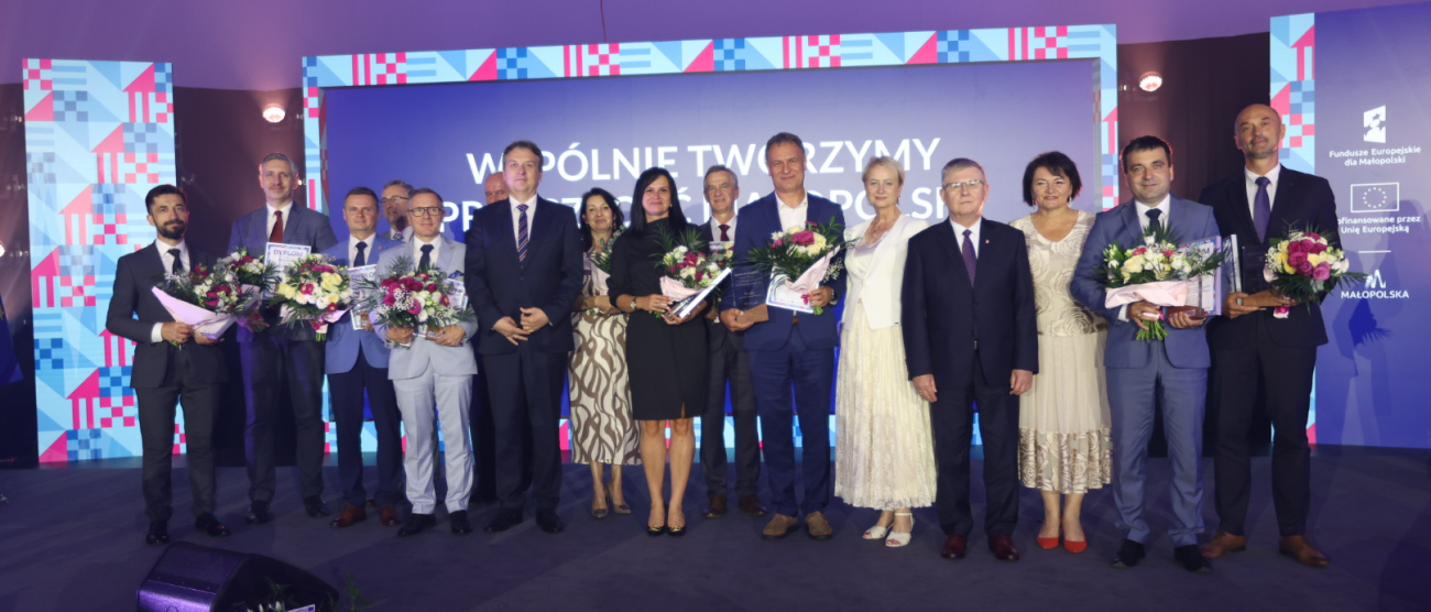 Zdjęcie grupowe laureatów. Wśród nich Wicemarszałek Witold Kozłowski i Pani Iwona Gibas- członek Zarządu Województwa Małopolskiego.