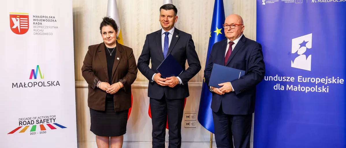 Marszałek Łukasz Smółka, Katarzyna Dobrzańska-Junco, Sekretarz Małopolskiej Rady Bezpieczeństwa Ruchu Drogowego i Paweł Mucha – dyrektor Małopolskiego Ośrodka Ruchu Drogowego.