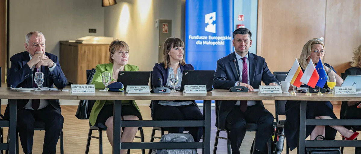 Marszałek Łukasz Smółka z uczestnikami wydarzenia.