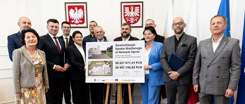 Uczestnicy wydarzenia z marszałkiem Łukaszem Smółką.