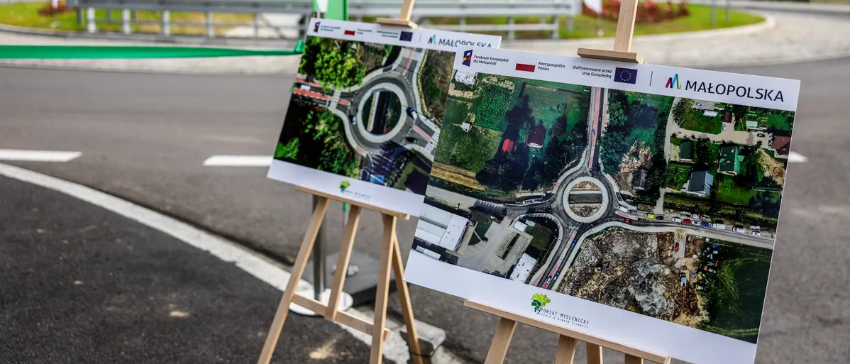 Zdjęcia ronda z loty ptaka na sztalugach.
