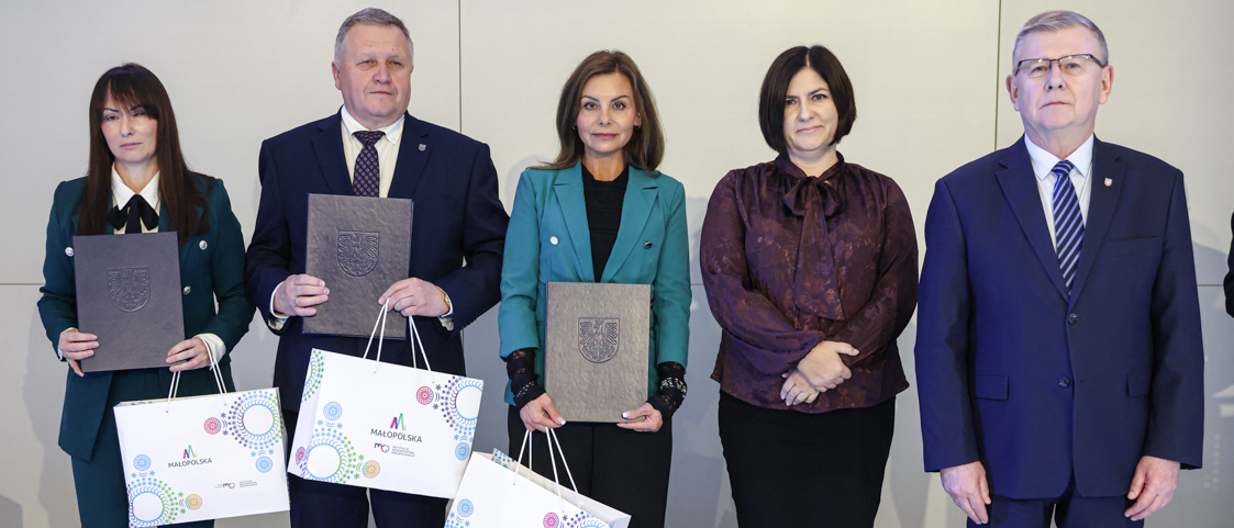 Witold Kozłowski, wicemarszałem Województwa Małopolskiego z czteroma przedstawicielami beneficjentów otrzymujących promesy